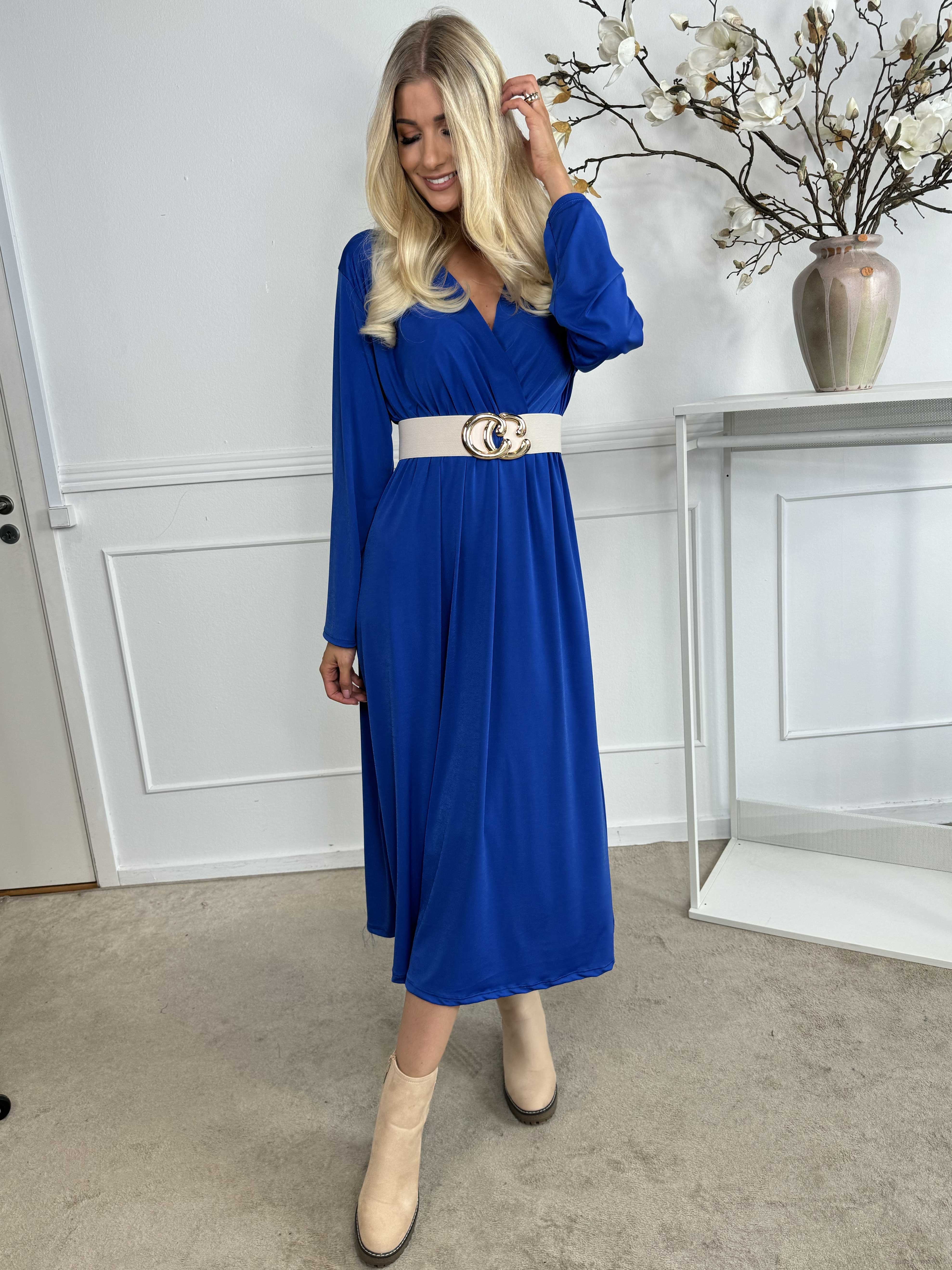 Nelly Plain - Elastisk enfärgad klänning i viskos